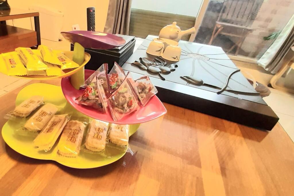 花的家 高鐵左營站前2號出口高鐵路步行3分鐘 最多6位可入住 3間卧房 月租長租 Kaohsiung Exterior foto